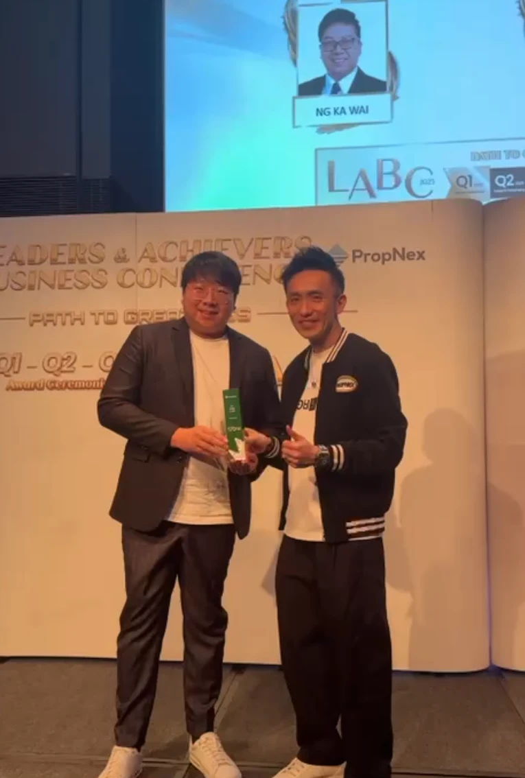 Ka Wai receiving the Top Achiever award at the PropNex Leaders and Achievers Business Conference